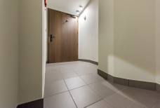 Zugangsrampe vom Aufzug 140x110 cm zum Untergeschoss -1 (barrierefreies Zimmer, barrierefreie Toilette, Aufzug 120x80 cm)