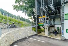 Zugangsrampe zum barrierefreien Nebeneingang