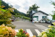 Reservierter Parkplatz und barrierefreier Nebeneingang
