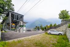 Reservierter Parkplatz und barrierefreier Nebeneingang