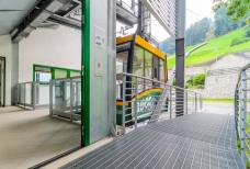 Zugangsrampe zum barrierefreien Nebeneingang