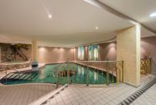 Stufen zum Hallenbad