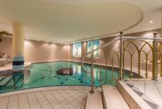 Stufen zum Hallenbad