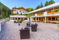 Hotel Schwarzenbach - Terrasse und Kinderspielplatz
