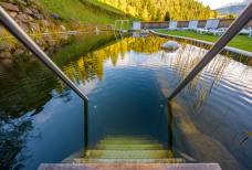 Hotel Schwarzenbach - Schwimmteich und Garten