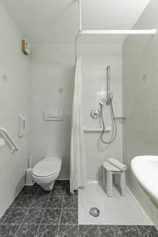 Alpenresidence - Bagno nella camera accessibile 1