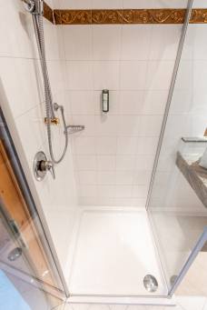 Bad vom Zimmer 105