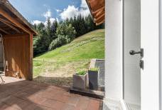 Ganis Resort - Zugangsweg vom SPA-Bereich zum Ruheraum im 1. Obergeschoss des Saunahauses