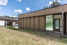 Ganis Resort - Zugangsweg vom SPA-Bereich zum Ruheraum im 1. Obergeschoss des Saunahauses