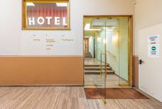 Parkhotel Mondschein - Zugang von den Lauben