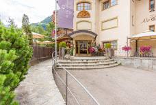 Hotel Alte Mühle in Sand in Taufers - Rampe vor dem Haupteingang
