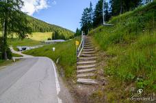 Kabinenbahn Ruis - Verbindungstreppe zwischen dem Parkplatz 2 und der Talstation