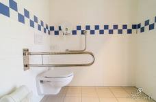 Alpinpool - Toilette im Saunabereich