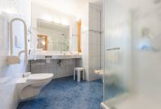 Moar's Hotel - Bad im Doppelzimmer 221