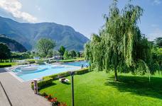 Bozner Freibad Lido: Liegewiese und Kinderspielplatz