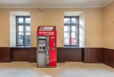 Eingang, Schalter und Warteraum