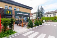 McDonald's - Terrasse und Kinderspielplatz