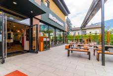 McDonald's - Terrasse und Kinderspielplatz
