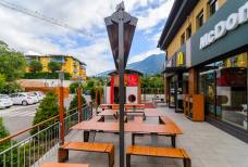 McDonald's - Terrasse und Kinderspielplatz