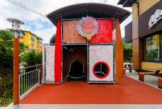 McDonald's - Terrasse und Kinderspielplatz