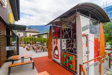 McDonald's - Terrasse und Kinderspielplatz