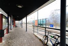 Questa rampa porta dal posto macchina riservato alla banchina 1.