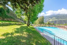 Schwimmbad Schlanders - Garten und Liegewiese