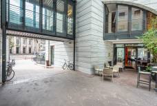 Landhausbar Bozen - Glasüberdachter Innenhof