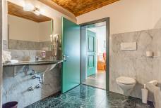 Hotel Gassenwirt - Bagno della camera accessibile 211