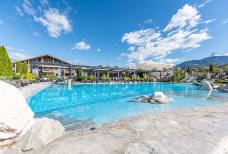 Weinegg - Schwimmbad und Garten