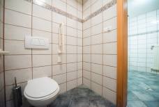Hotel Alp Cron Moarhof - Barrierefreie Toilette für Gäste mit Behinderungen